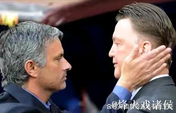 输给欧冠后，莫耶斯看管理书，曼联球员忍俊不禁